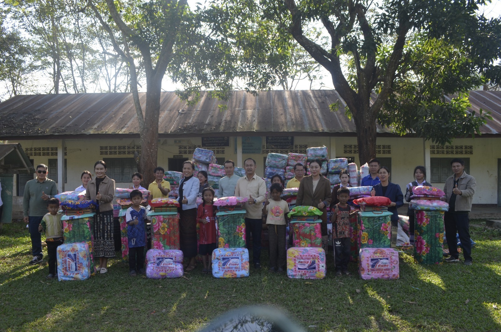 ມອບເຄື່ອງ ໃຫ້ນັກຮຽນນອນຫໍພັກ ຢູ່ໂຮງຮຽນ ມສ ປາກເປັດ