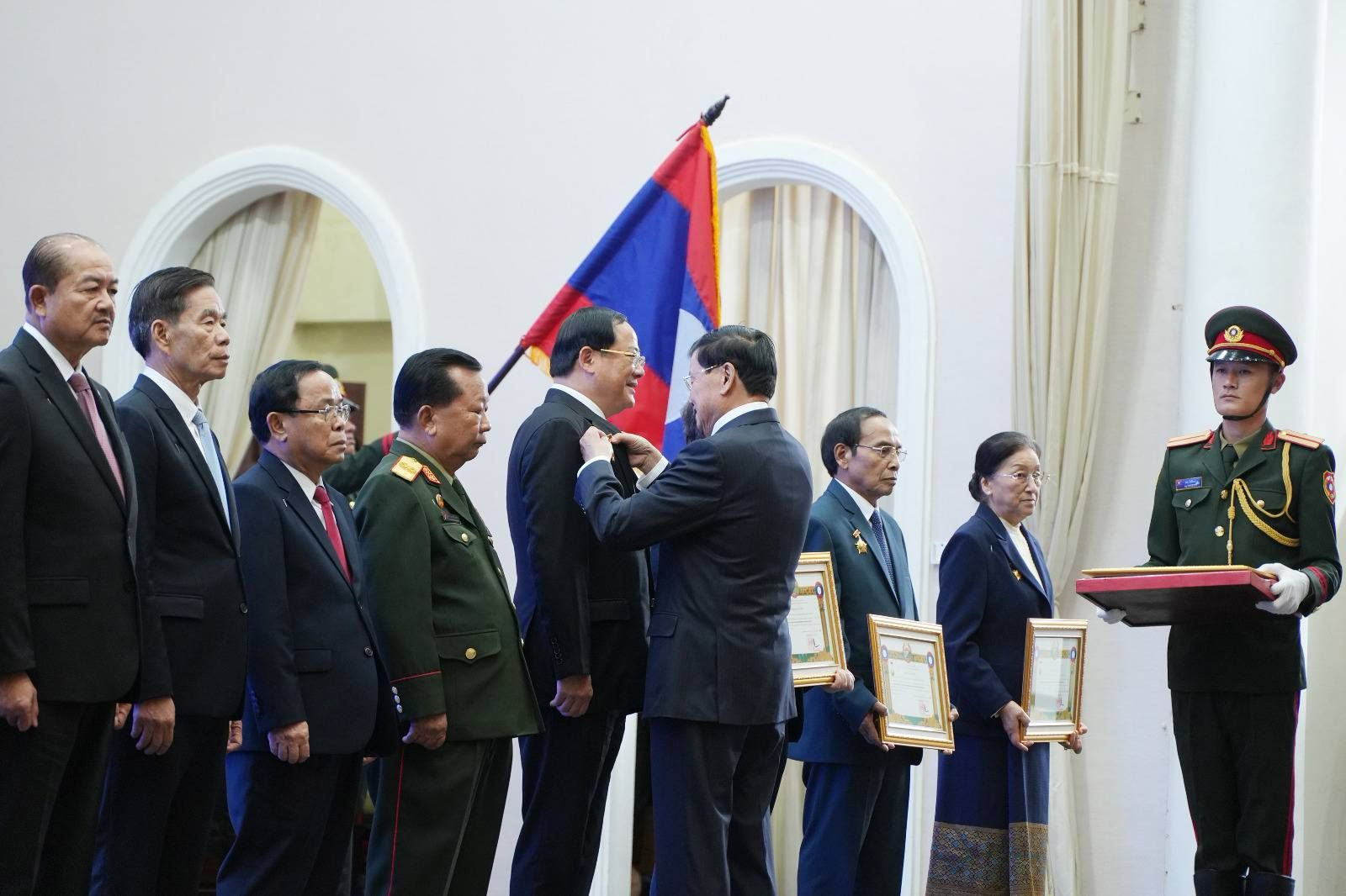 ປະດັບຫຼຽນກາລະນຶກ 50 ປີ ສປປ ລາວໃຫ້ບັນດາການນຳ ແລະ ອະດີດການນຳ