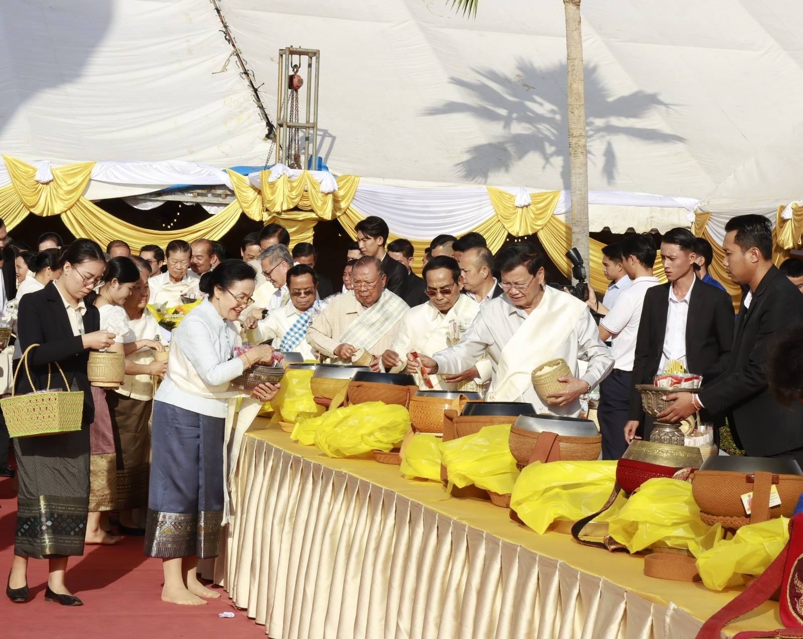 ການນຳພັກ-ລັດໃສ່ບາດເພື່ອອຸທິດເຖິງດວງວິນຍານ ປະທານ ໄກສອນ ພົມວິຫານ