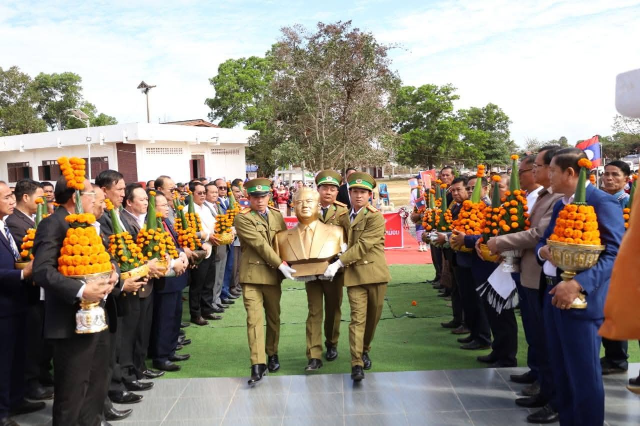 ພິທີອັນເຊີນຮູບປັ້ນປະທານ ໄກສອນ ພົມວິຫານ ປະດິດສະຖານ ຢູ່ຫໍຜາສາດ