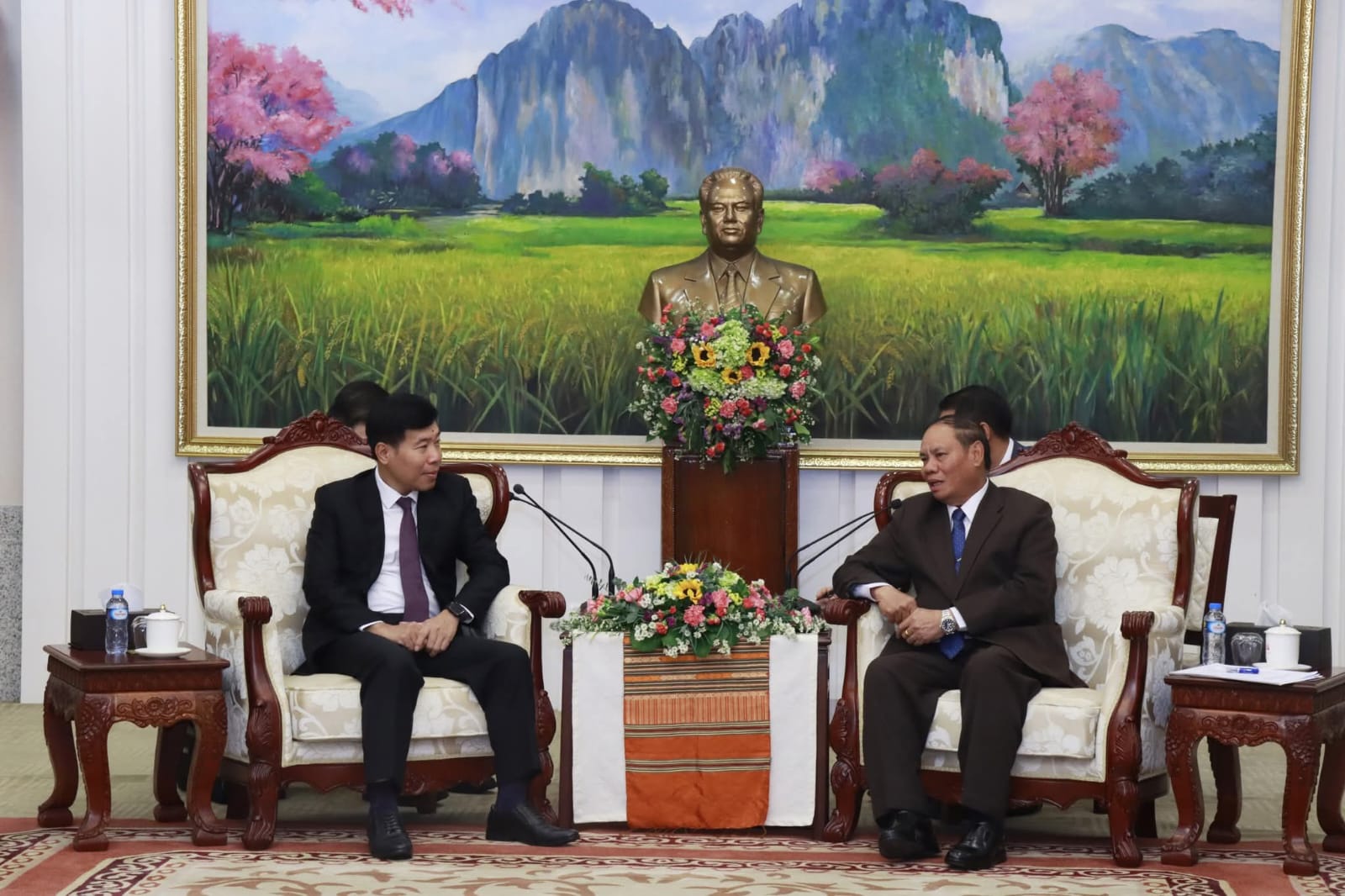 ລັດຖະມົນຕີກະຊວງປ້ອງກັນຄວາມສະຫງົບ ຕ້ອນຮັບຮອງລັດຖະມົນຕີກະຊວງການຕ່າງ ປະເທດຫວຽດນາມ