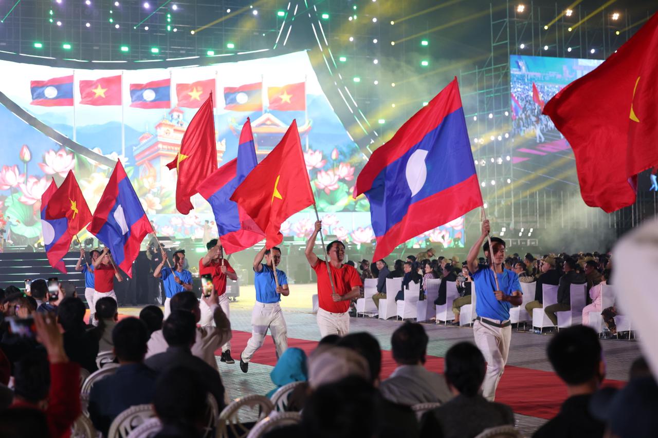 ລາວ-ຫວຽດນາມ ຈັດງານສະແດງຄັ້ງຍິ່ງໃຫຍ່ ສະເຫຼີມສະຫຼອງກອງປະຊຸມໃຫຍ່ ຄັ້ງທີ XII ຂອງພັກ