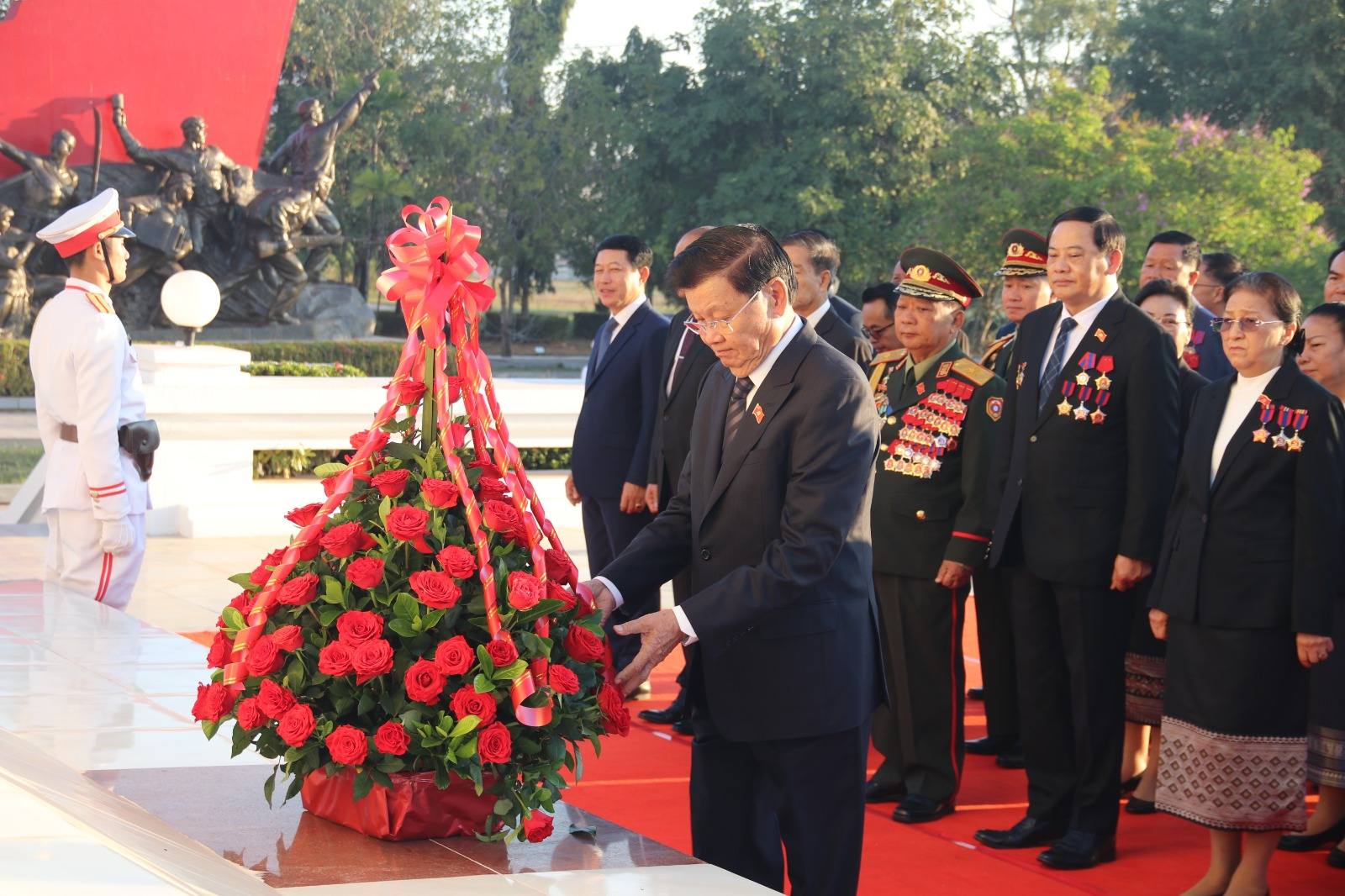 ການນຳຂັ້ນສູງຂອງພັກ ວາງພວງມາລາ ແລະ ກະຕ່າດອກໄມ້ ຂໍ່ານັບຮັບຕ້ອນກອງປະຊຸມໃຫຍ່ຄັ້ງທີ XII ຂອງພັກປະຊາຊົນ ປະຕິວັດລາວ