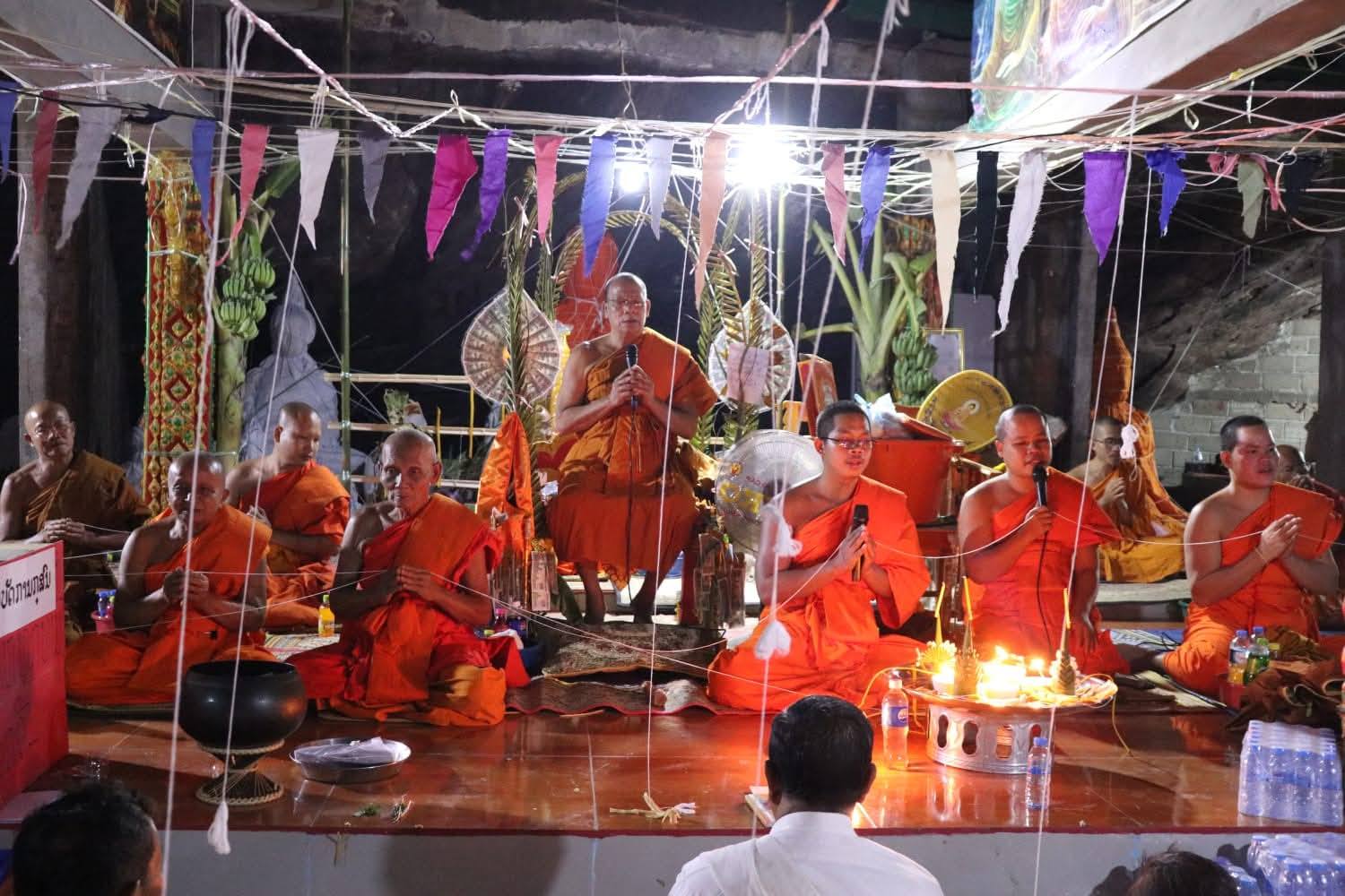 ພິທີພຸດທະພິເສກສົມໂພດພຣະພຸດທະຮູບ ແລະ ຍົກຍອດຊໍ່ຟ້າຢູ່ບ້ານໃຫຍ່ພັດທະນາຫ້ວຍຍາງ