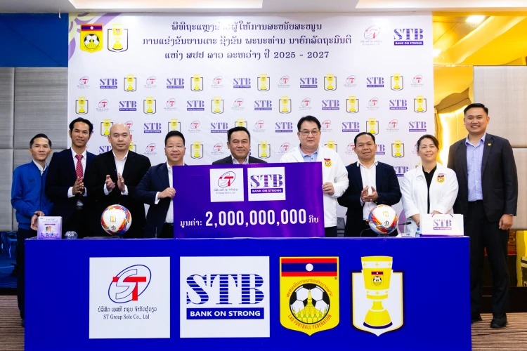 ທະນາຄານ ເອັສທີ ແລະ ບໍລິສັດ ເອັສທີ ກຣຸບ ຈໍາກັດຜູ້ດຽວສະໜັບສະໜູນ ການແຂ່ງຂັນກິລາບານເຕະ ຊີງຂັນ ທ່ານ ນາຍົກລັດຖະມົນຕີ ແຫ່ງ ສປປ ລາວ ລະຫວ່າງປີ 2025 – 2027
