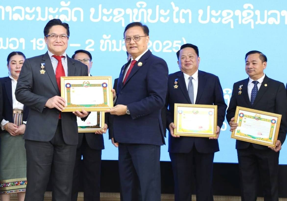 ກະຊວງການເງິນປະດັບ ຫຼຽນກາລະນຶກ 50 ປີ