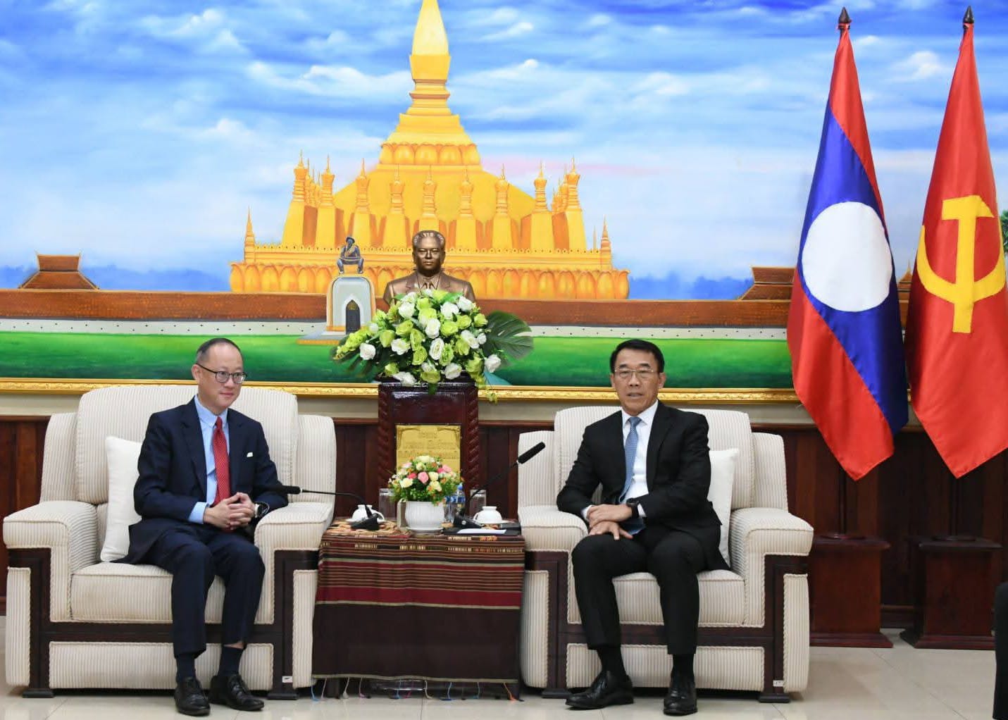 ຫົວໜ້າ​ຄະນະ​ພົວພັນ​ຕ່າງປະ​ເທດ​ສູນ​ກາງ​ພັກ​ ຕ້ອນຮັບ​ເອກ​ອັກຄະ​ລັດຖະທູດສິງກະໂປເຂົ້າ​ຢ້ຽມຂໍ່ານັບ​