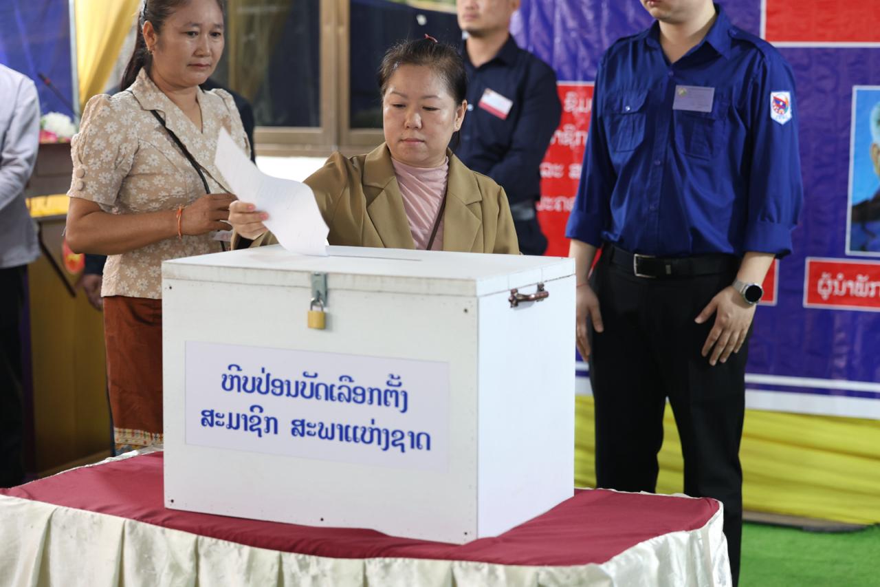 ປະຊາຊົນລາວທົ່ວປະເທດແຫ່ອອກໃຊ້ສິດ ເລືອກຕັ້ງ ທ່າມກາງບັນຍາກາດຄຶກຄັກ