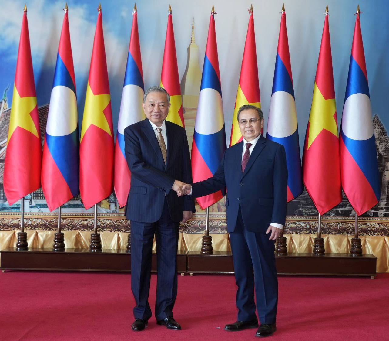 ປະທານສະພາແຫ່ງຊາດລາວ ພົບປະກັບ ເລຂາທິການໃຫຍ່ ພັກກອມມູນິດຫວຽດນາມ