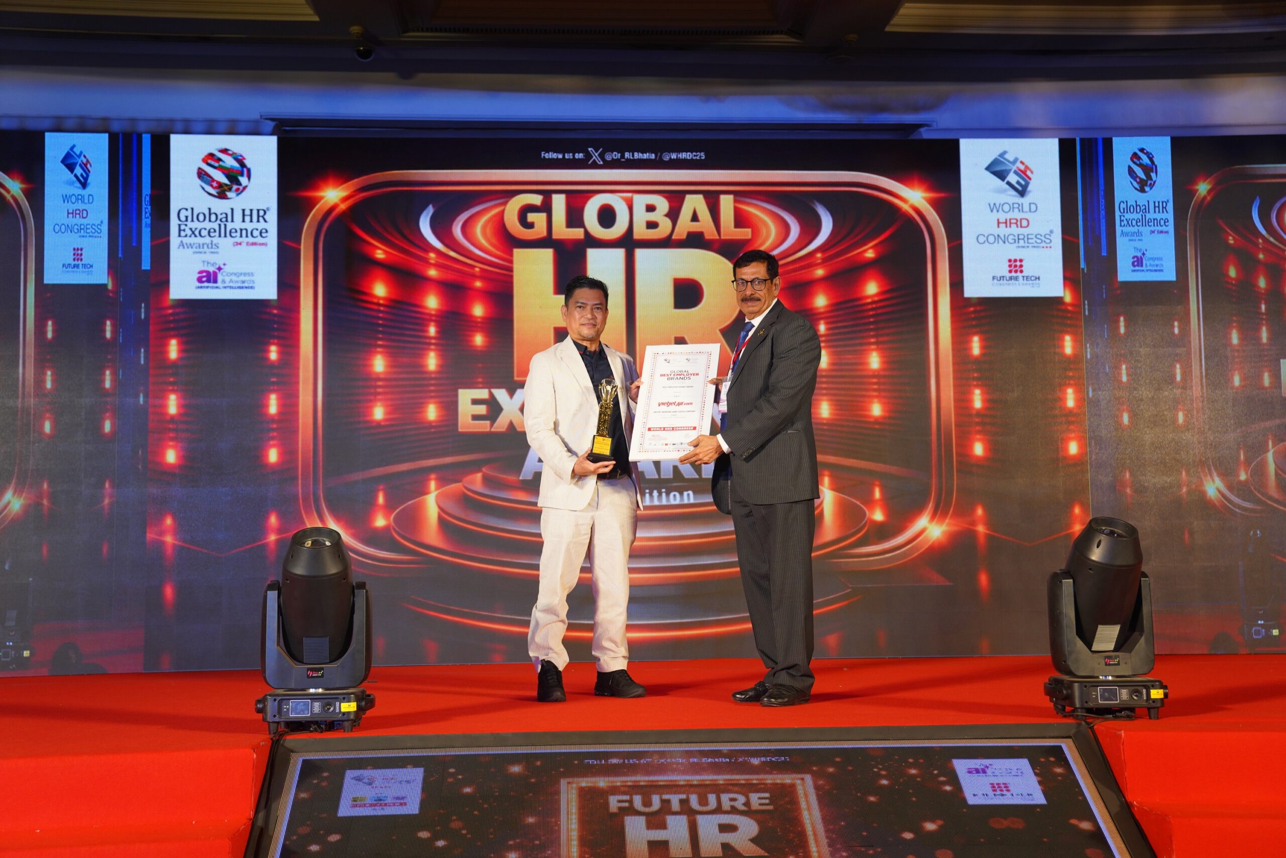 Vietjet ໄດ້ຮັບການຍົກຍ້ອງໃຫ້ເປັນ ‘ສະຖານທີ່ເຮັດວຽກທີ່ດີທີ່ສຸດໃນລະດັບສາກົນ’, ພ້ອມທັງຍົກລະດັບບົດບາດດ້ານການບິນຂ້າມຊາດຂອງຕົນ