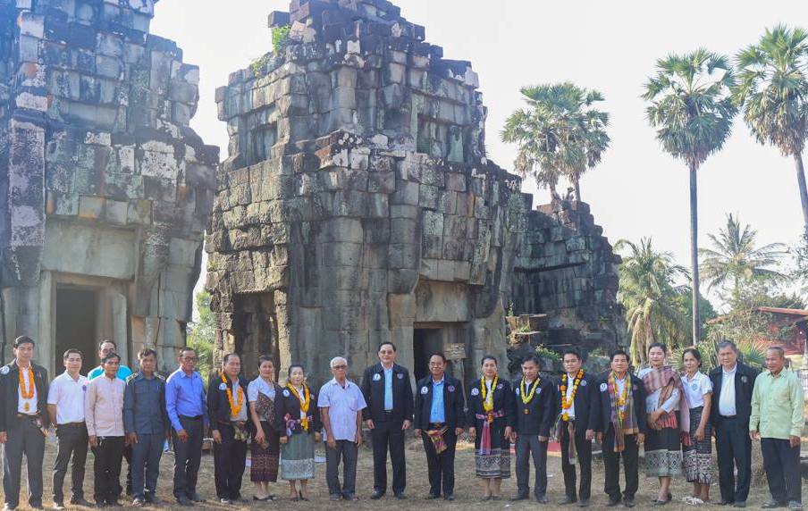 ນາຍົກລັດຖະມົນຕີ ທ່ຽວຊົມ ແລະ ຂໍພອນພຣະທາດສາມປາງ