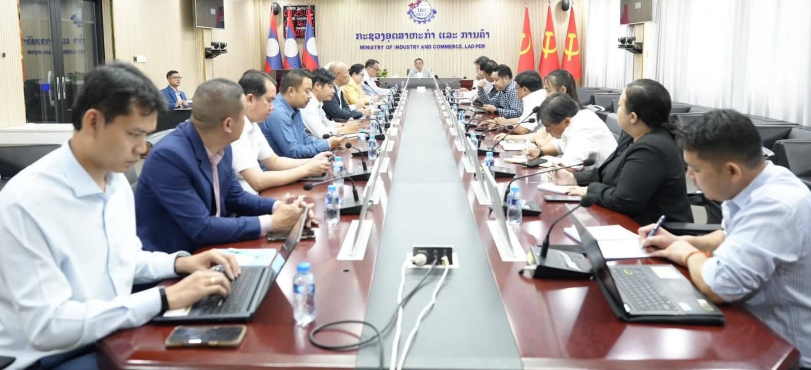 ອຸດສາຫະກຳ ແລະ ການຄ້າ ປະເມີນສະຖານະການທີ່ອາດຈະສົ່ງຜົນກະທົບຕໍ່ລາຄານໍ້າມັນ ແລະ ການສະໜອງນໍ້າມັນໃຫ້ແກ່ສັງຄົມ