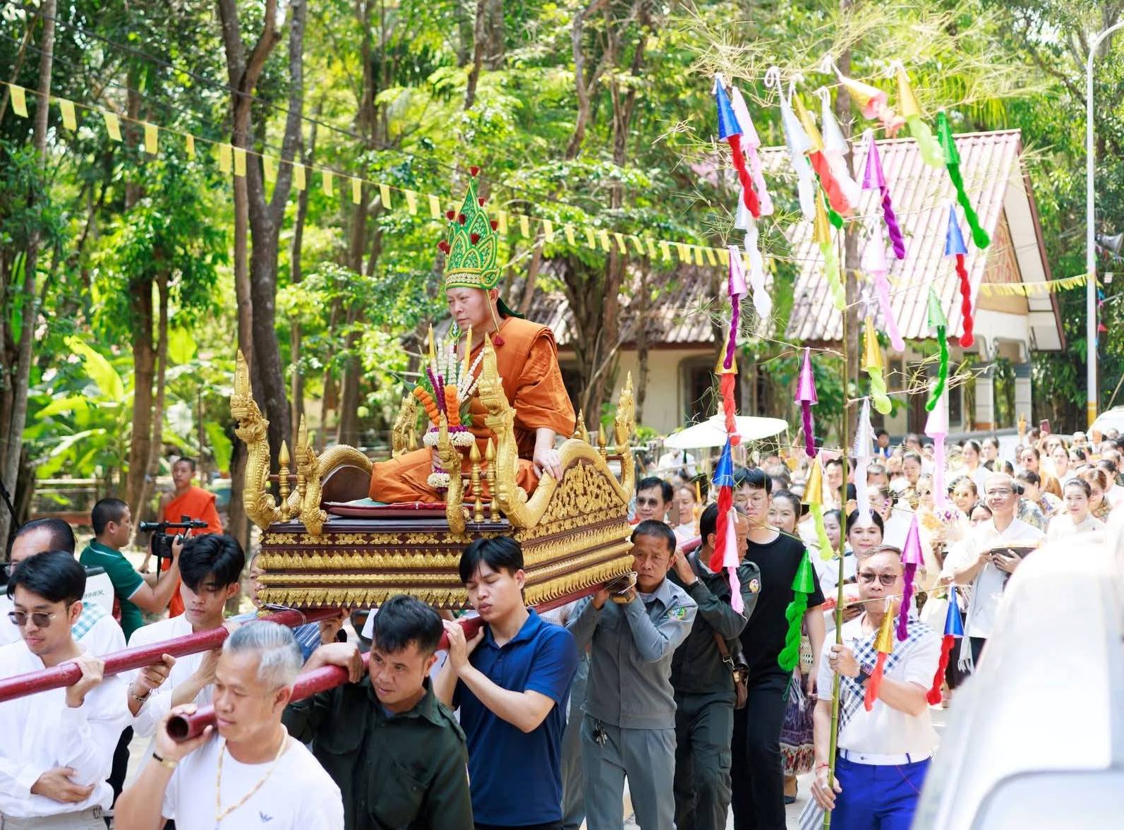 ພິທີເຖຣາພິເສກຫົດສົງ ພຣະອາຈານໃຫຍ່ ສີທົນ ໄຊຍະວົງສອນ ທີ່ໄດ້ຮັບການແຕ່ງຕັ້ງເປັນ ຮອງປະທານສູນກາງ ອົງການພຸດທະສາສະໜາສໍາພັນ ແຫ່ງ ສປປ ລາວ