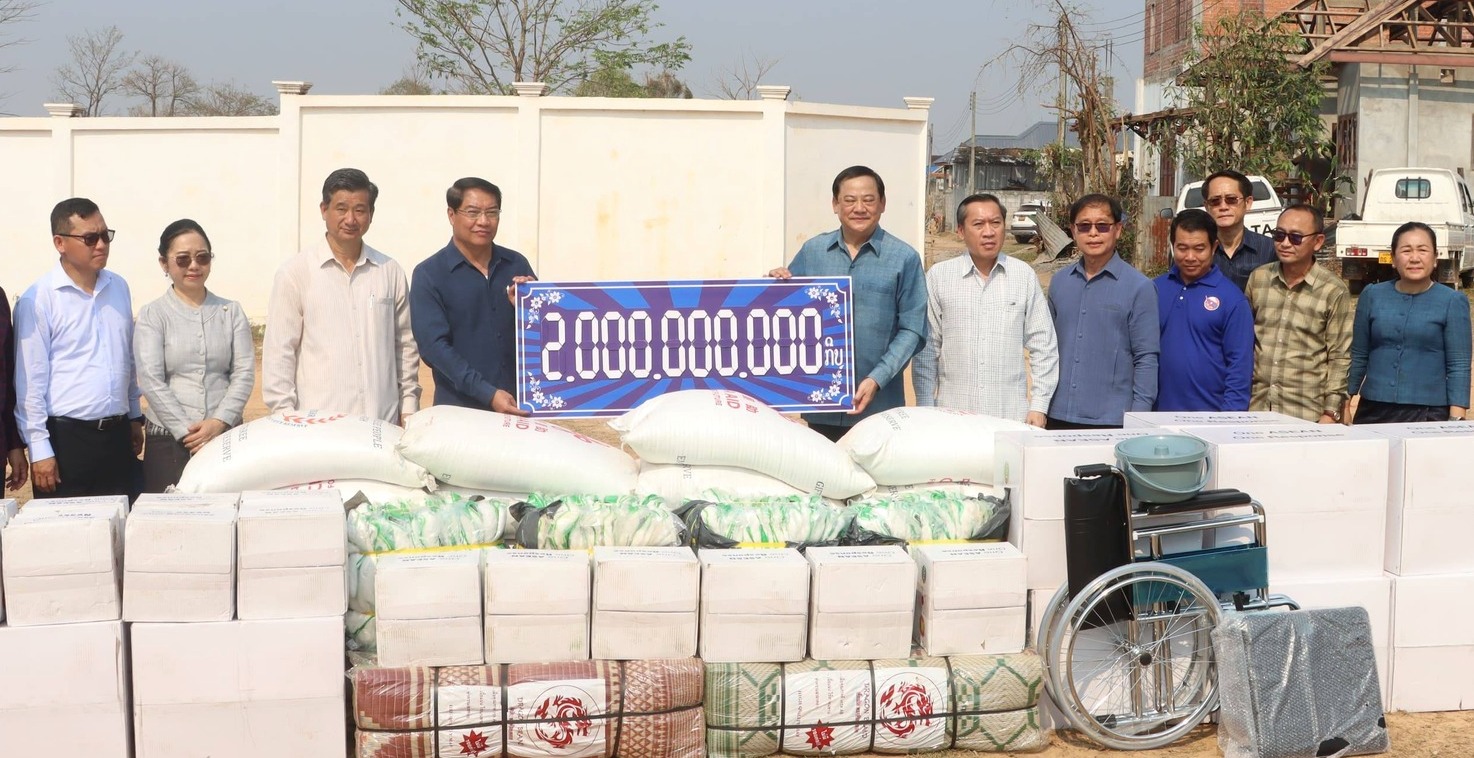 ນາຍົກລັດຖະມົນຕີ ແລະ ຄະນະຢ້ຽມຢາມ-ມອບເຄື່ອງຊ່ວຍເຫຼືອປະຊາຊົນ ທີ່ຖືກຜົນກະທົບຈາກພະຍຸໝາກເຫັບ