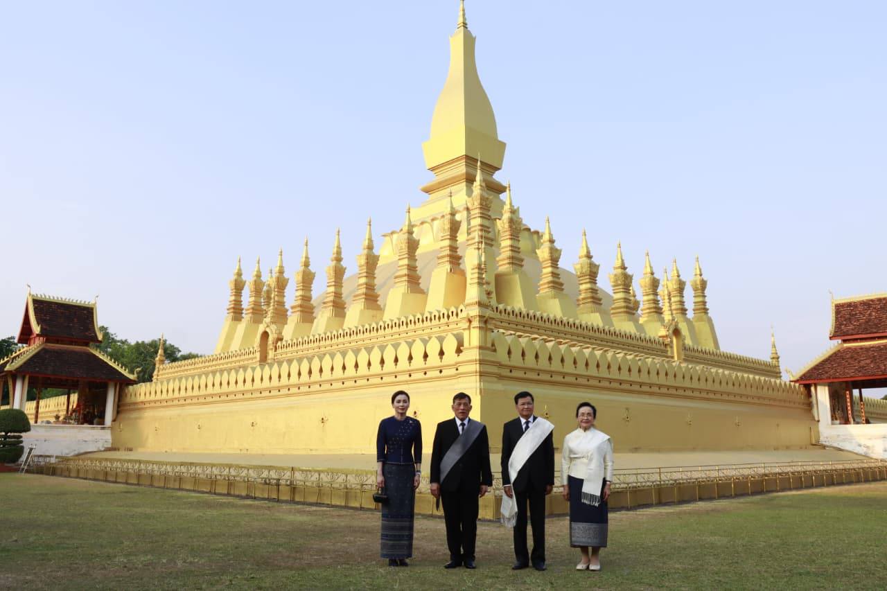 ພະບາດສົມເດັດ ພຣະວະຊິຣະເກົ້າເຈົ້າຢູຫົວ ແລະ ສົມເດັດພະນາງເຈົ້າ ພຣະບໍຣົມລາຊິນີ ແຫ່ງ ຣາຊະອານາຈັກໄທ ຢ້ຽມຊົມພິພິທະພັນພະທາດຫຼວງວຽງຈັນ