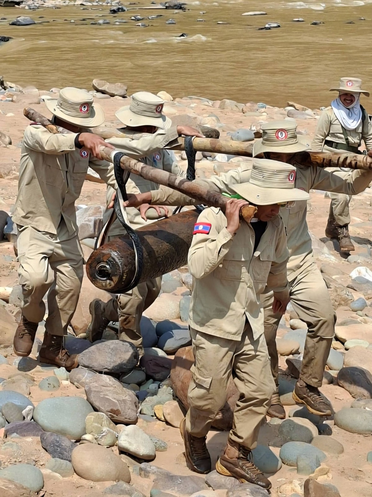 ອັນຕະລາຍ! ພົບເຫັນລະເບີດໃຫຍ່ 9 ໜ່ວຍ ຢູ່ 2 ບ້ານ ແຄມແມ່ນ້ຳເຊກອງ