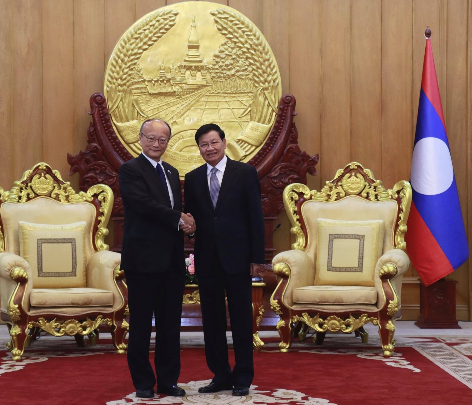 ປະທານປະເທດ ແລະ ນາຍົກລັດຖະມົນຕີ ຕ້ອນຮັບປະທານທະນາຄານ ພັດທະນາອາຊີເຂົ້າຢ້ຽມຂໍ່ານັບ