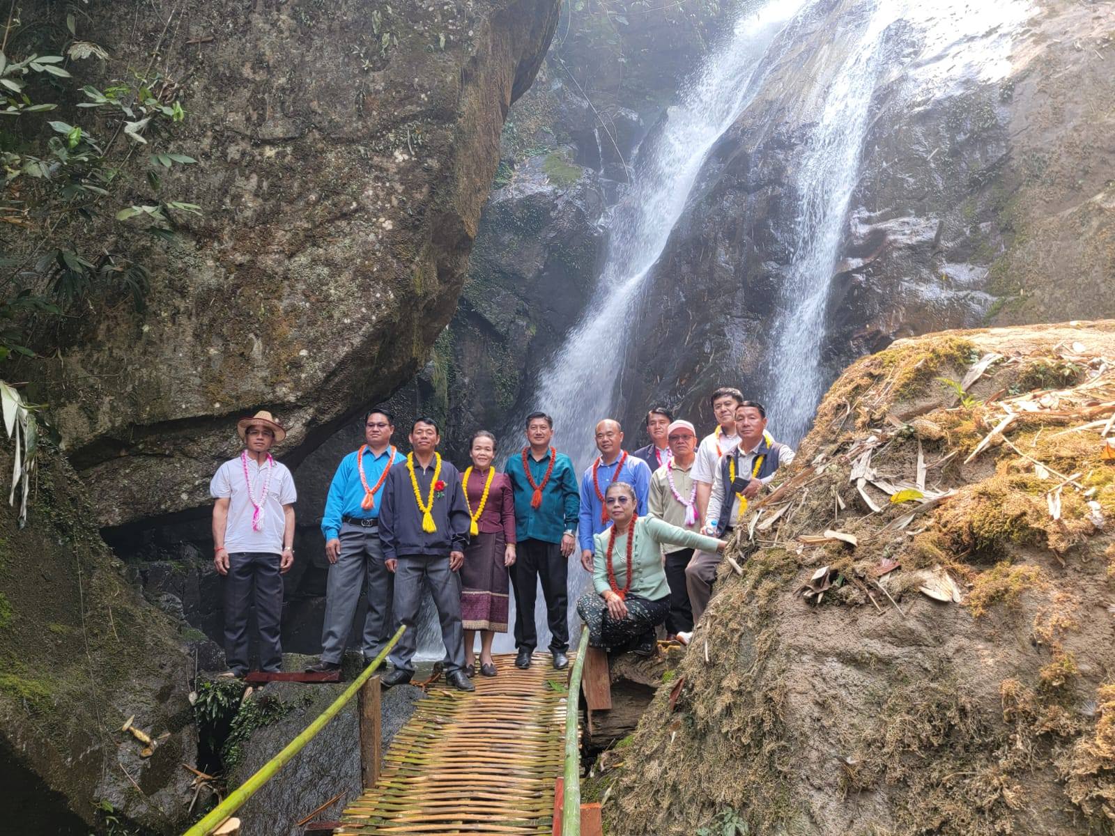 ນໍ້າຕົກຕາດຫ້ວຍກາງ ເປັນແຫຼ່ງທ່ອງທ່ຽວແຫ່ງໃໝ່ຢູ່ ເມືອງເມິງ