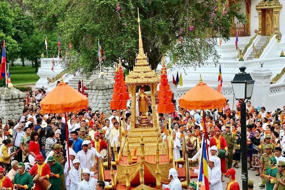 ບຸນປີໃໝ່ລາວແມ່ນເກີດຈາກລູກສາວ 7 ຄົນຂອງພະອິນພະພົມໄດ້ເອົານໍ້າຫົດຫົວພໍ່ຂອງພວກເຂົາ