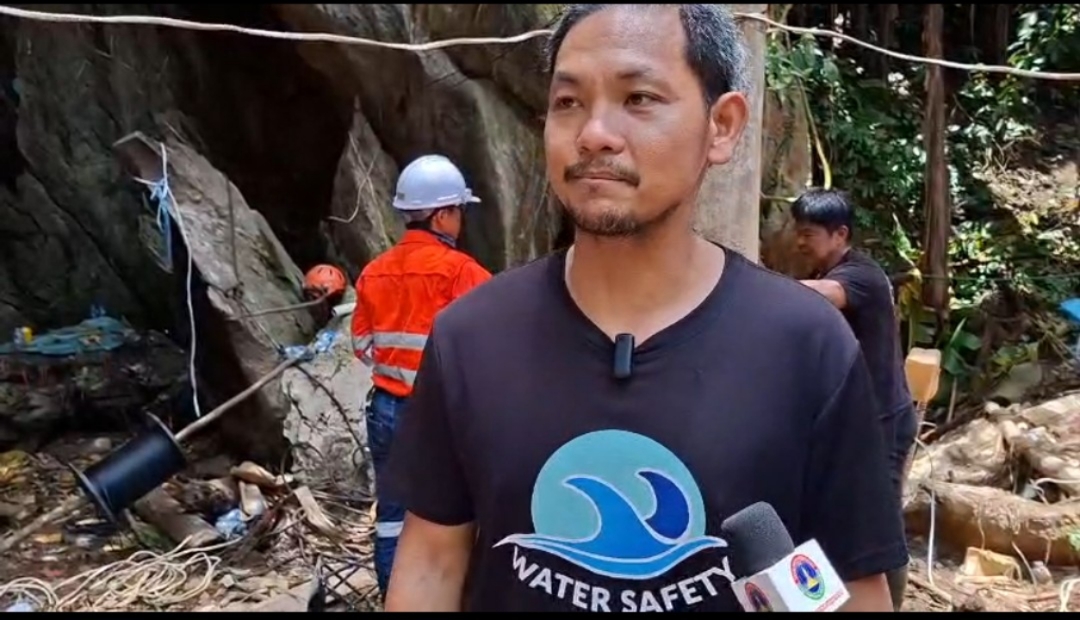 ໜ່ວຍກູ້ໄພເລັ່ງຄົ້ນຫາ 2 ຄົນທີ່ຍັງຕິດຄ້າງຢູ່ໃນຖໍ້າ