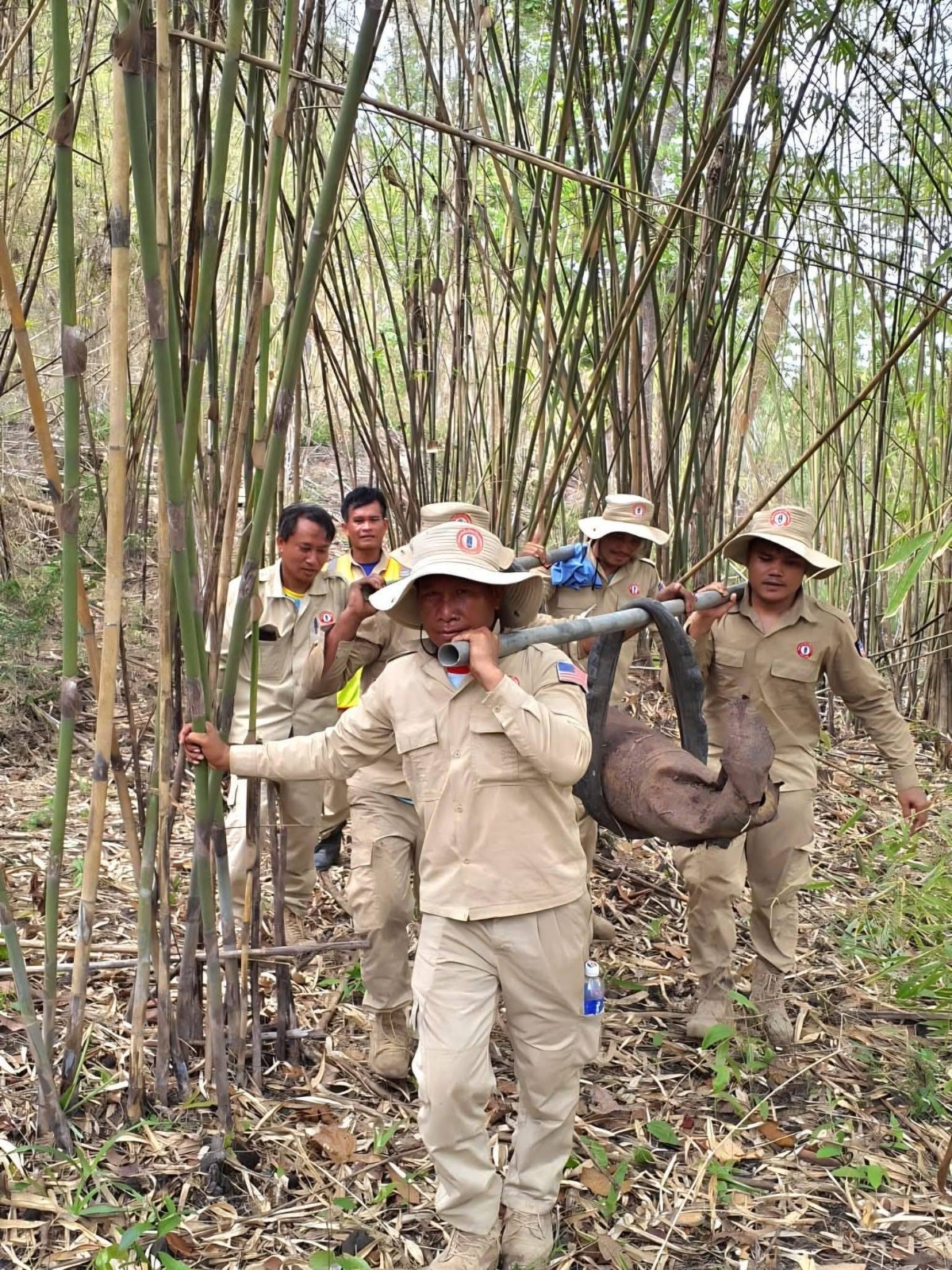 ທີມງານພາກສະໜາມ ທຳລາຍລະເບີດໃຫຍ່ MK 82 GPLD ນໍ້າໜັກ 500 ປອນ