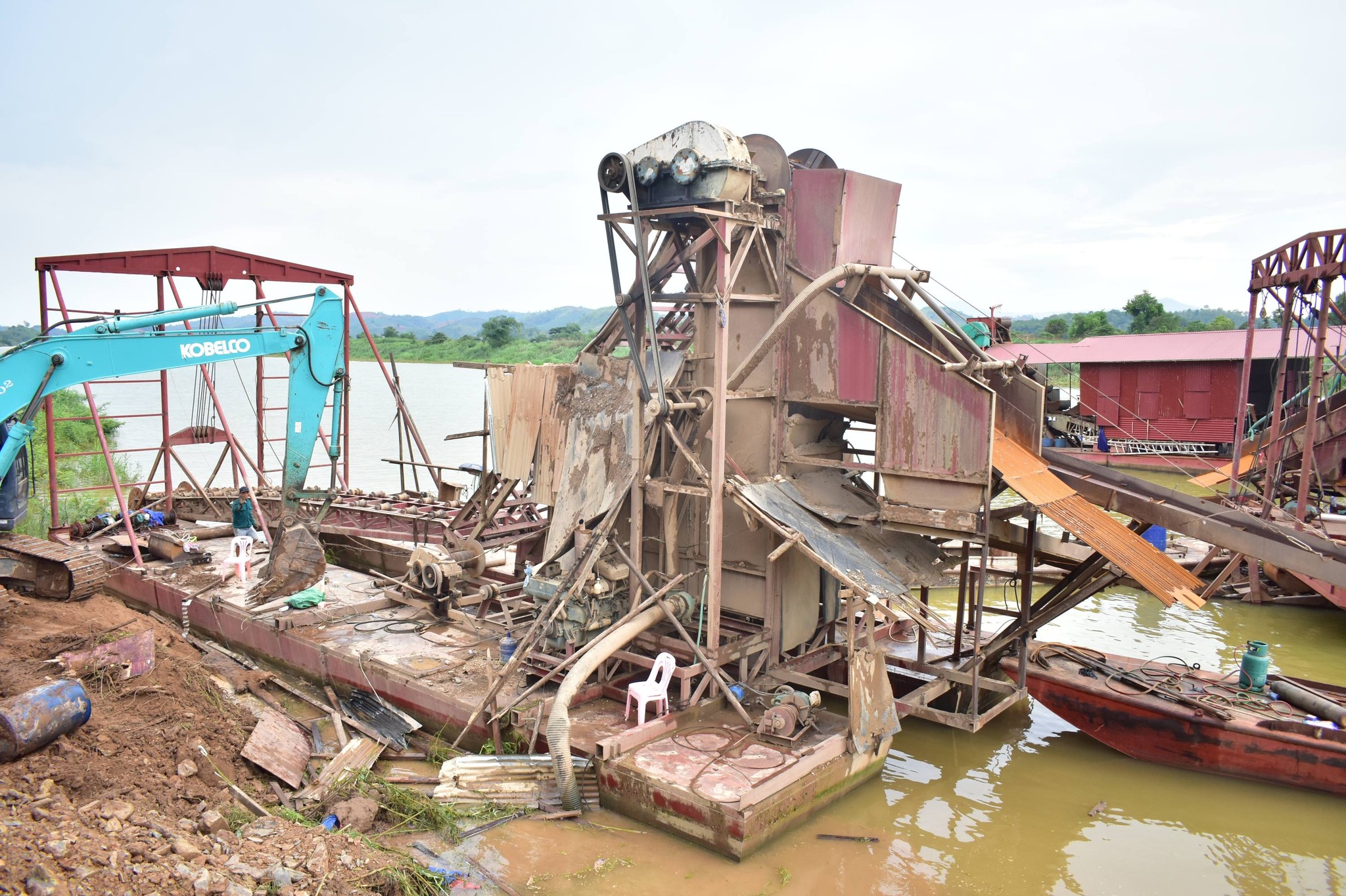 ອໍານາດການປົກຄອງ ເມືອງຊະນະຄາມ ທຳລາຍເຮືອ ແລະ ອຸປະກອນ ການລັກລອບ ຂຸດຄົ້ນແຮ່ທາດ