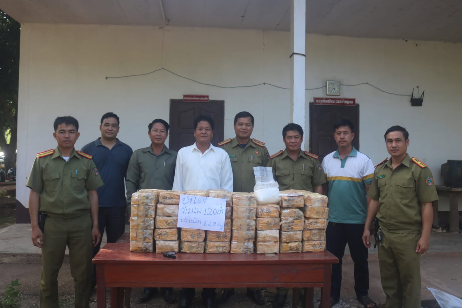 ພົບຢາໄອສ ນໍ້າໜັກ 128 ກິໂລຊຸກເຊື່ອງໄວ້ຢູ່ຮ່ອງລະບາຍນໍ້າ