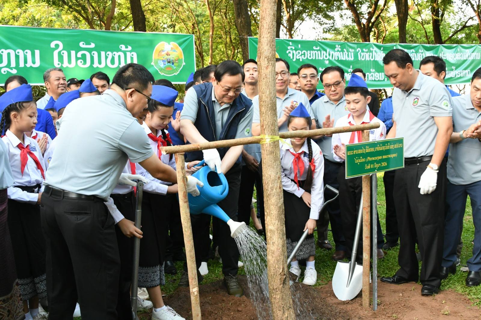 ນາຍົກຮ່ວມປູກຕົ້ນໄມ້ ເນື່ອງໃນວັນປູກຕົ້ນໄມ້ແຫ່ງຊາດ ແລະ ວັນເດັກນ້ອຍສາກົນ