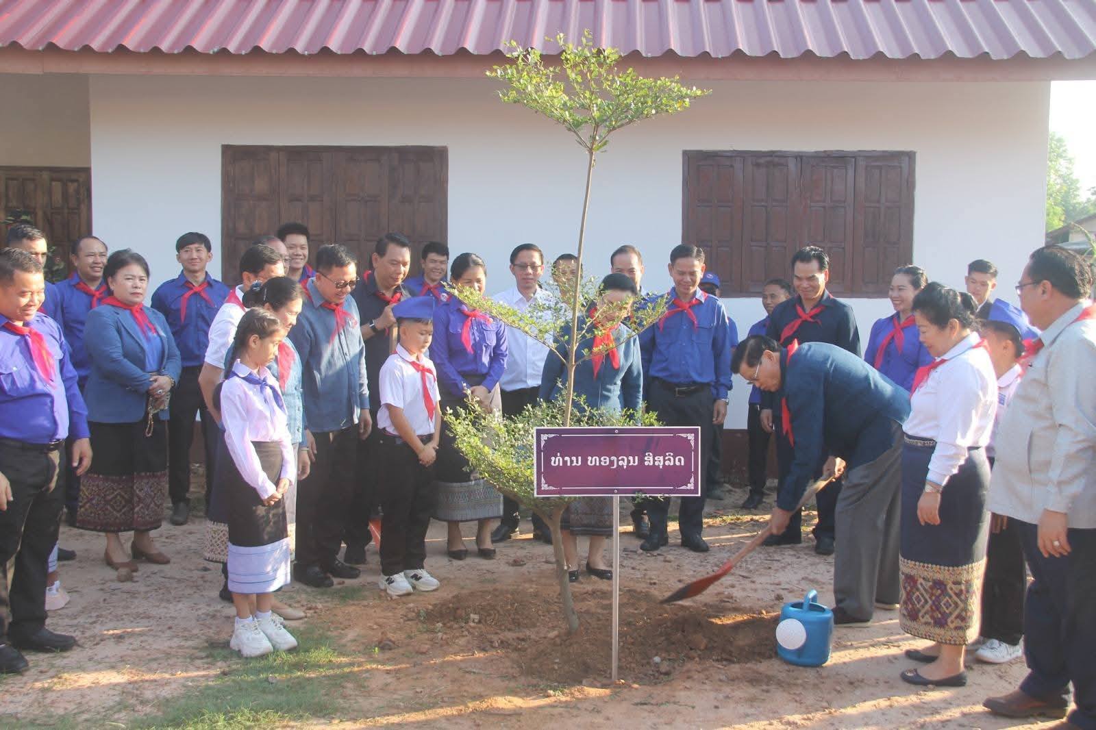 ປະທານປະເທດ ພ້ອມພັນລະຍາ ຮ່ວມສະເຫຼີມສະຫຼອງວັນເດັກນ້ອຍສາກົນ ແລະ ວັນປູກຕົ້ນໄມ້ແຫ່ງຊາດ