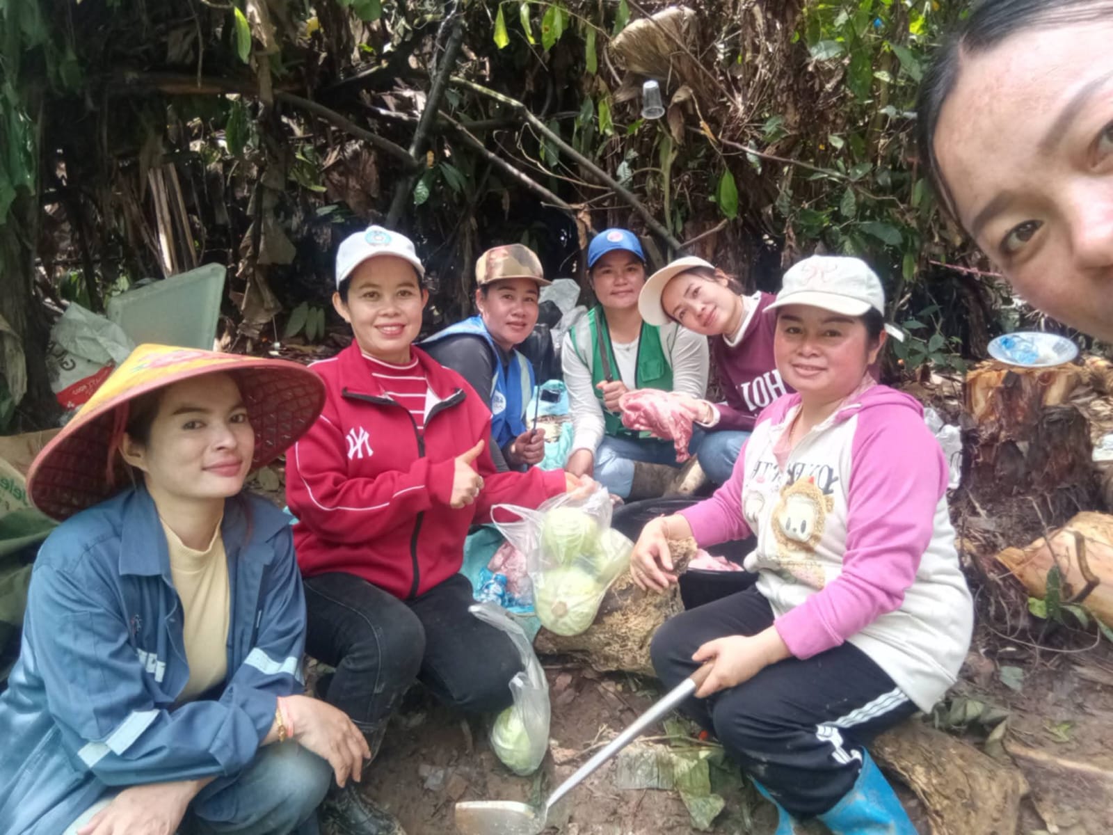 ສະຫະພັນແມ່ຍິງເມືອງລອງເເຈ້ງເຮັດອາຫານແຈກຢາຍໃຫ້ພາກສ່ວນຕ່າງໆທີ່ມາຊ່ວຍເຫຼືອປະຊາຊົນທີ່ຕິດຄ້າງຢູ່ໃນຖໍ້າ