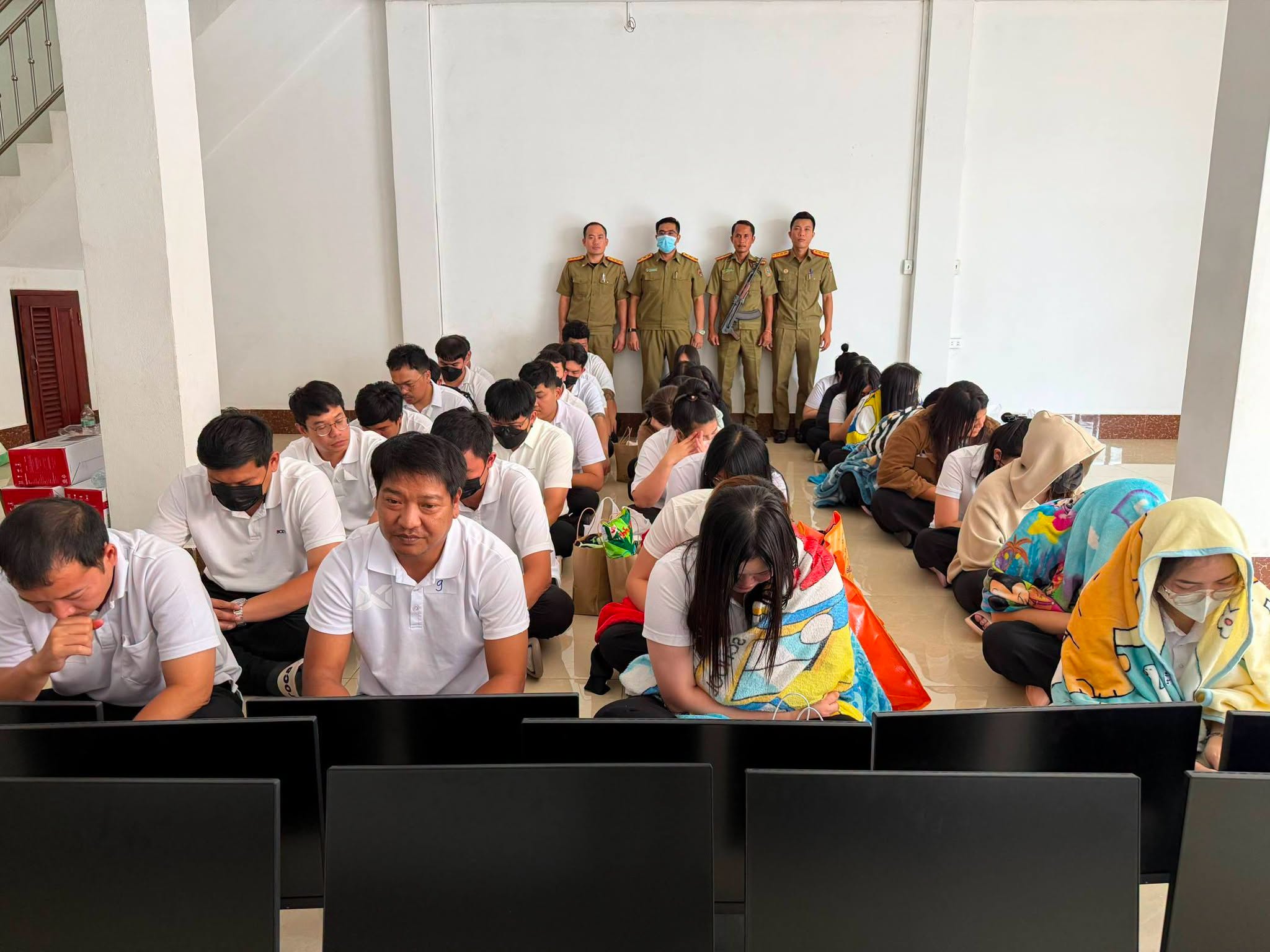 ເຈົ້າໜ້າທີ່ຈັບແອັດມິນຕອບແຊັດເວັບພະນັນອອນລາຍ 67 ຄົນ